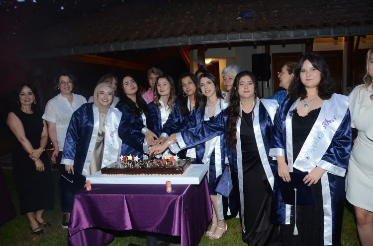 Çağdaş Eğitim Kooperatifi'nden 'Kır Çiçekleri'ne Mezuniyet Coşkusu