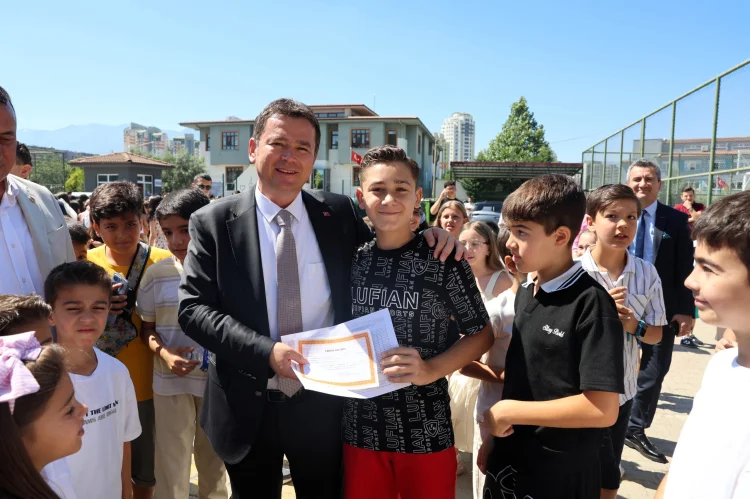Osmangazi'de Başkan Aydın, Öğrencilerin Karne Sevincine Ortak Oldu