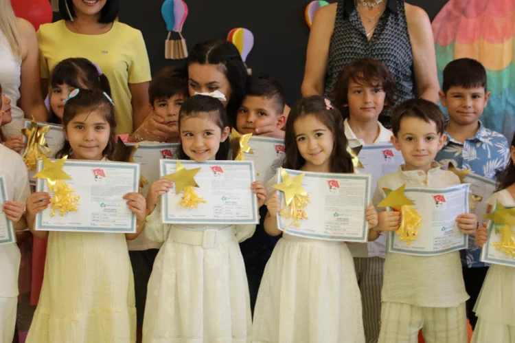 İzmit Çınar Çocuk Evleri’nde karne coşkusu