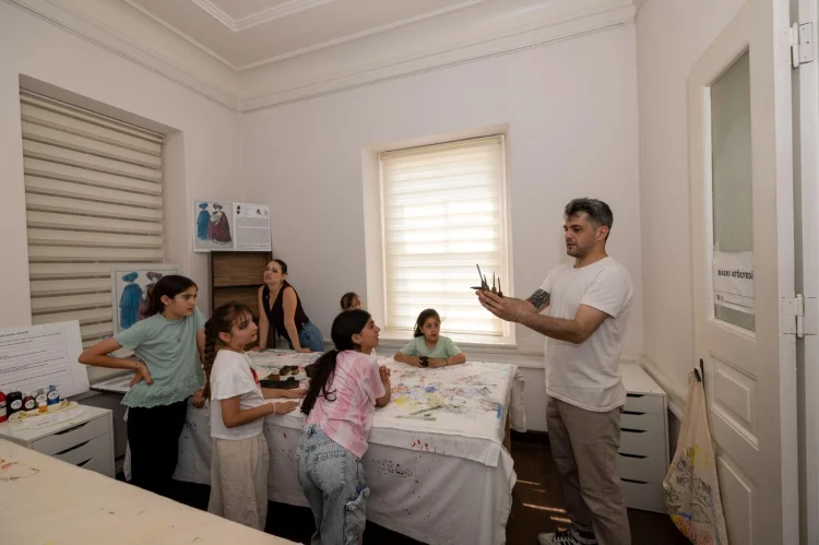 Yüz Yıllık Miras Yeniden Hayat Buluyor: İzmir'de Basmacılık Atölyesi Çocuklarla Buluştu