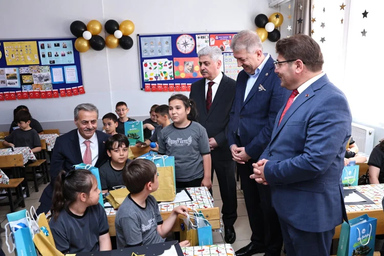 Sakarya'da Eğitimde Dönem Sonu: Karne Heyecanı Vali ve Bürokratların Katılımıyla Taçlandı