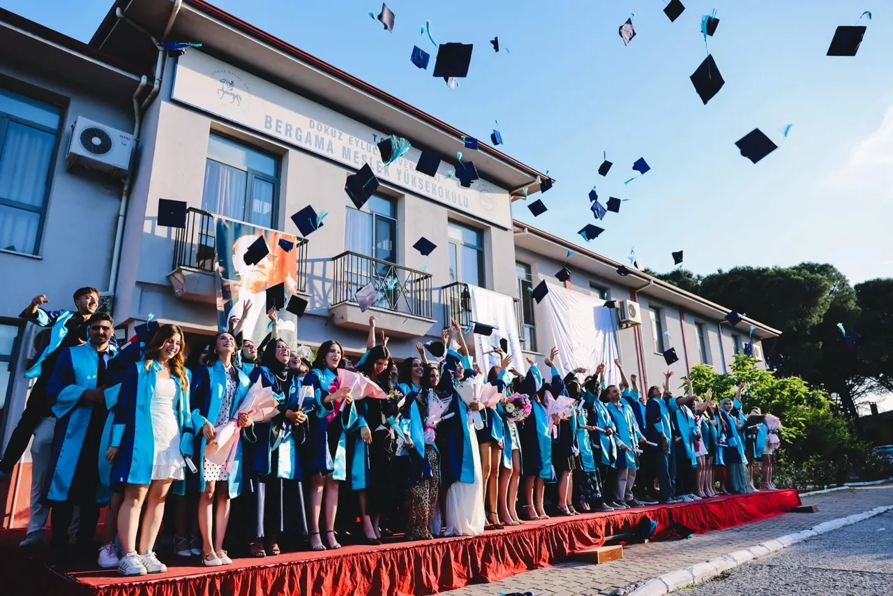 Dokuz Eylül Üniversitesi Bergama MYO'da Mezunlar Yeni Başlangıçlara Uğurlandı