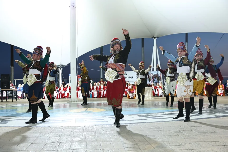 Hendek'te Halk Dansları Şenliği Öğretmenlerin Katılımıyla Renklendi