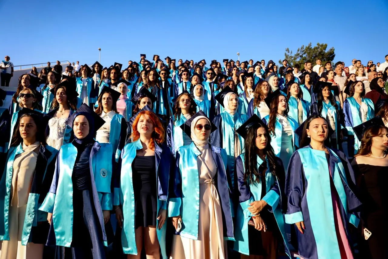 Dokuz Eylül Üniversitesi'nde Hemşirelik Fakültesi Mezuniyet Coşkusu