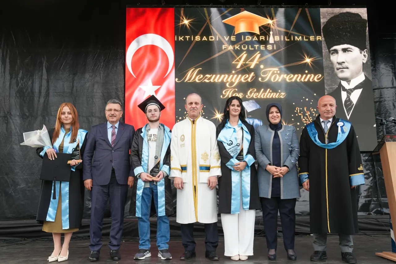 Trabzon'da Karadeniz Teknik Üniversitesi İktisadi ve İdari Bilimler Fakültesi Mezuniyet Töreni Coşkuyla Kutlandı