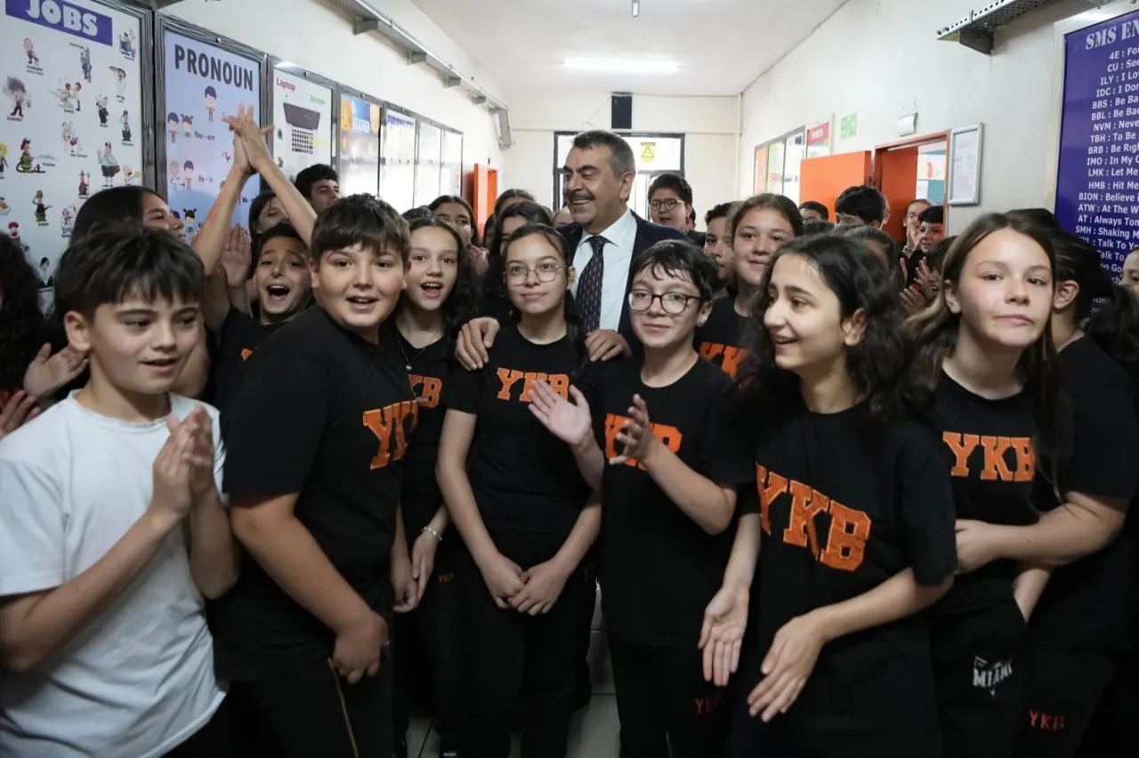 Milli Eğitim Bakanı Tekin, Bursa'da öğrencileri ve öğretmenleri ziyaret etti
