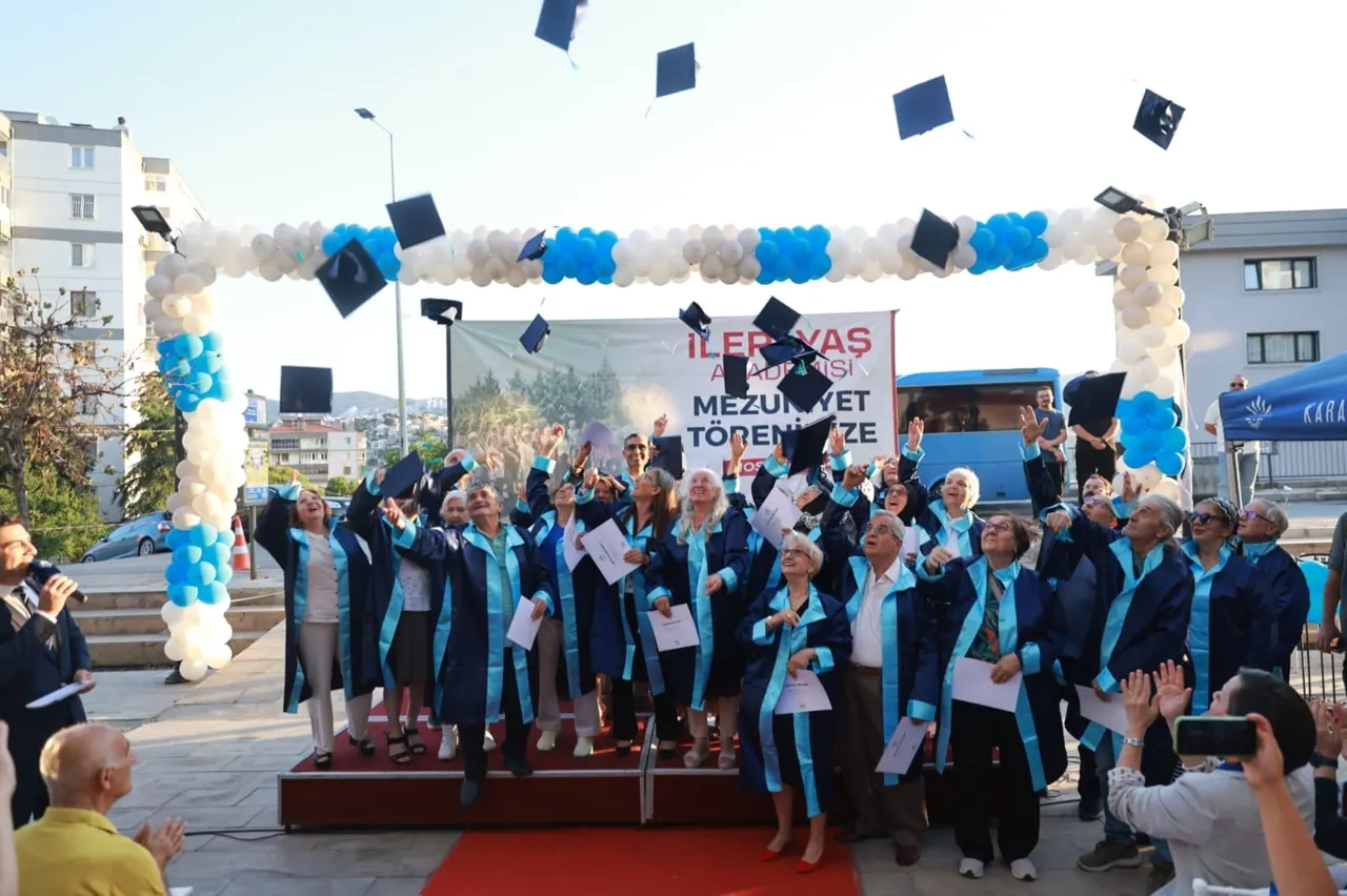 İleri Yaş Akademileri Mezunları Kep Attı