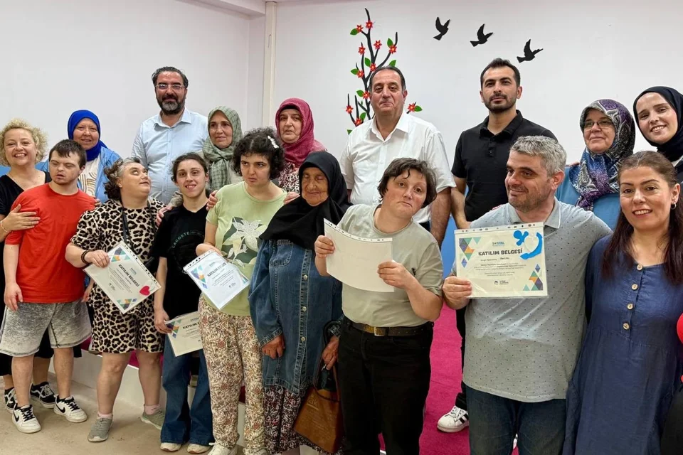 Sakarya'da Engelsiz Hobi Atölyeleri'nde Karne Sevinci: Özel Gereksinimli Bireyler Başarılarını Kutladı