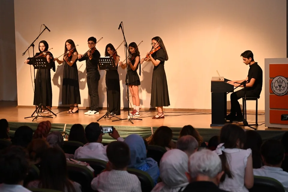MASMEK Kursiyerleri Yıl Boyu Öğrendiklerini Sahneye Taşıdı: Sanat ve Müzik Şöleni