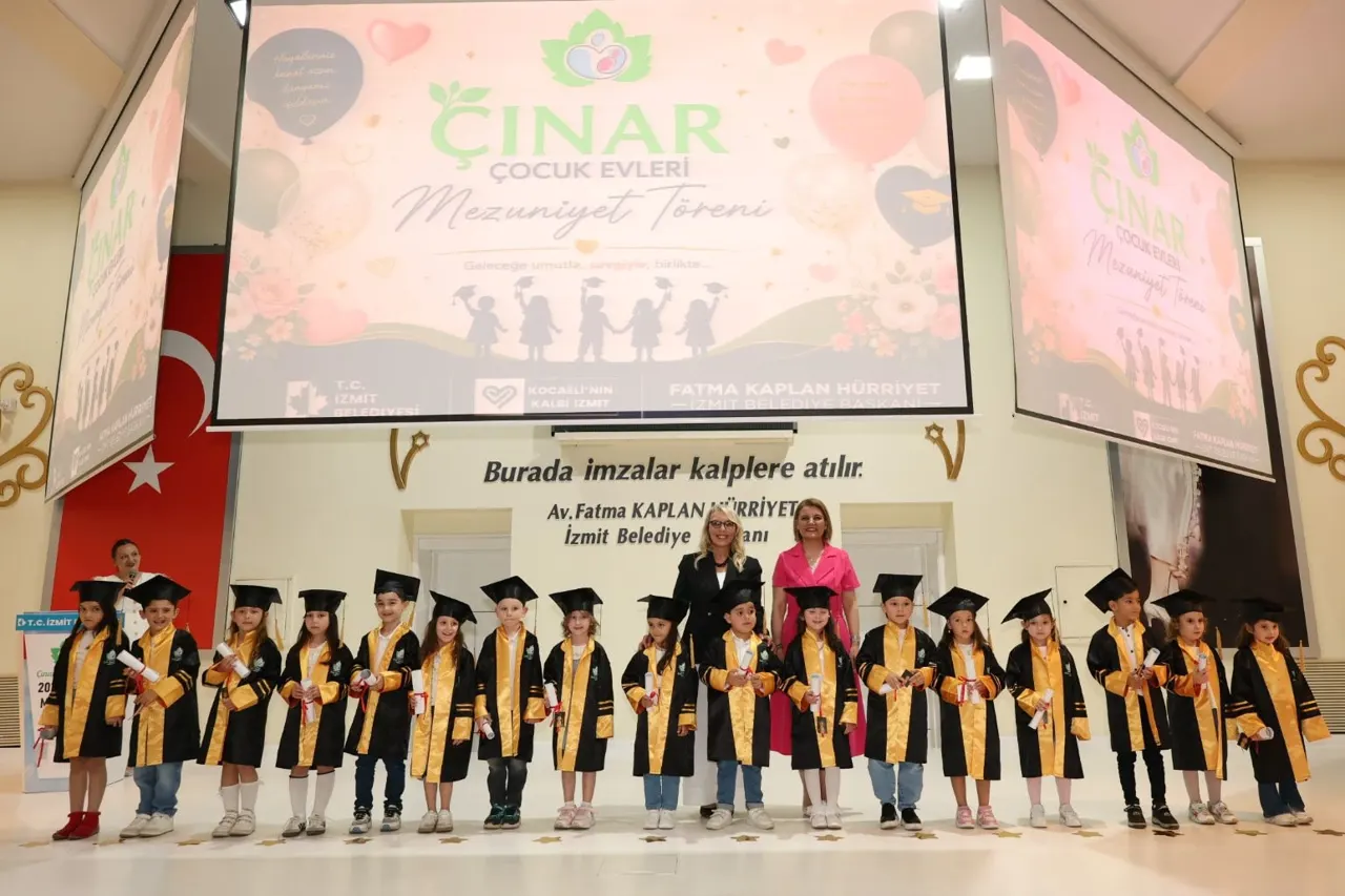 Çınar Çocuk Evleri'nde Minik Mezunlar Kep Attı