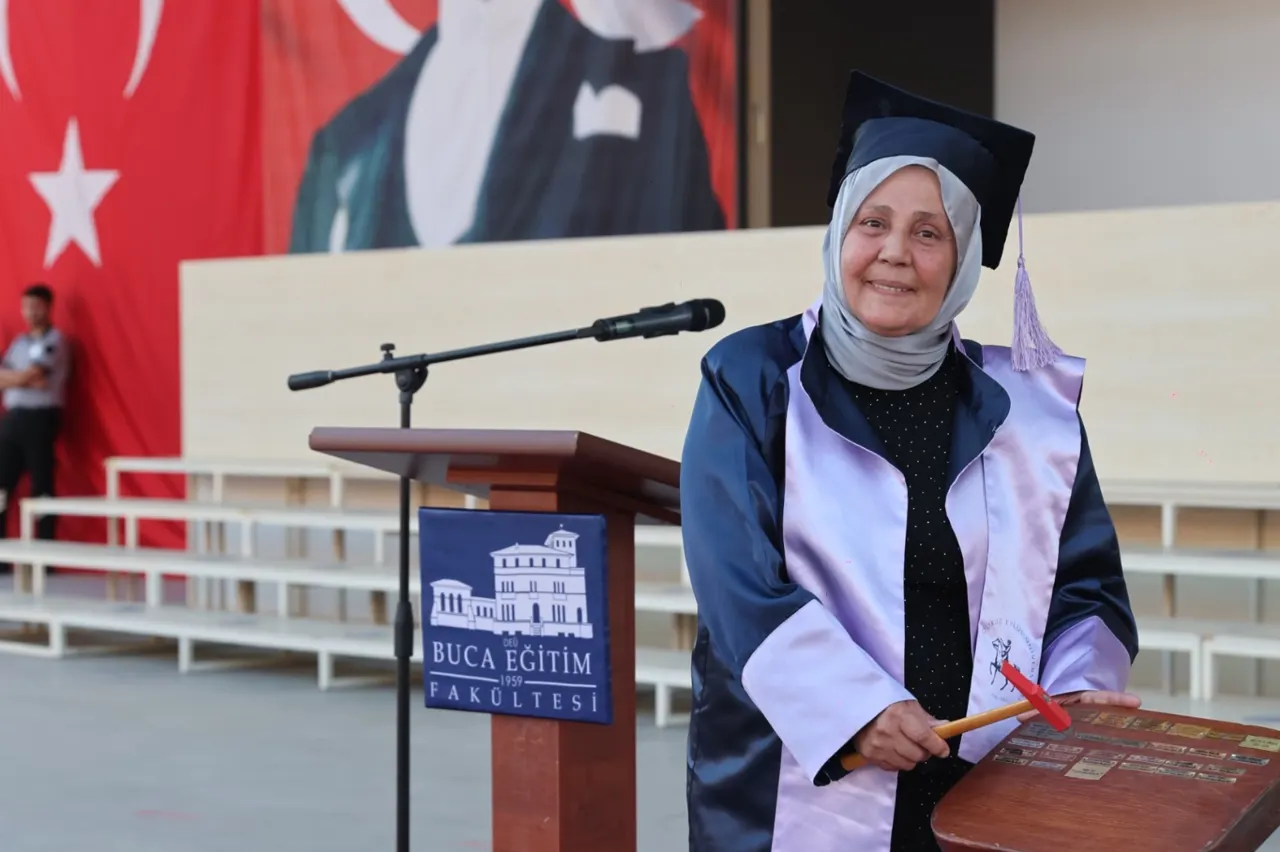 Dokuz Eylül'de Mezuniyet Coşkusu: 57 Yaşındaki Birincinin 38 Yıllık Hayali Gerçekleşti