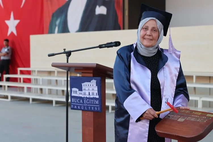 Dokuz Eylül Üniversitesi Eğitim Fakültesi'nde Mezuniyet Coşkusu: 38 Yıllık Hayal Birincilikle Gerçekleşti