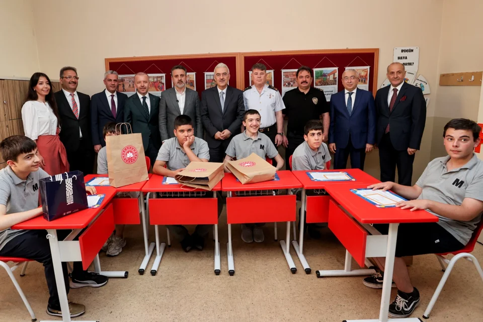 Bursa’da 615 Bin Öğrenci Karnesini Aldı, Yaz Tatili Başladı