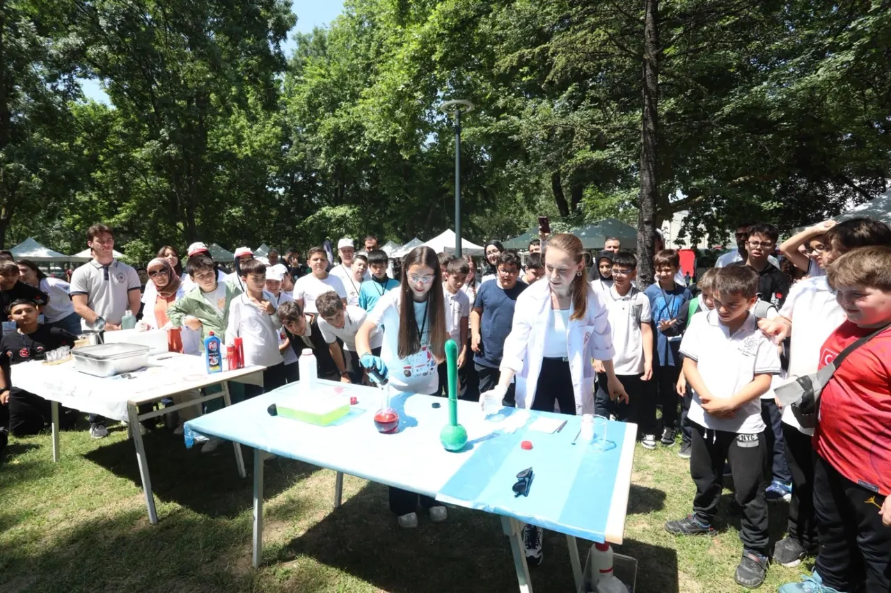 İnegöl'de TÜBİTAK 4006-C Bilim Festivali Kapsamında Öğrenci Projeleri Tanıtıldı