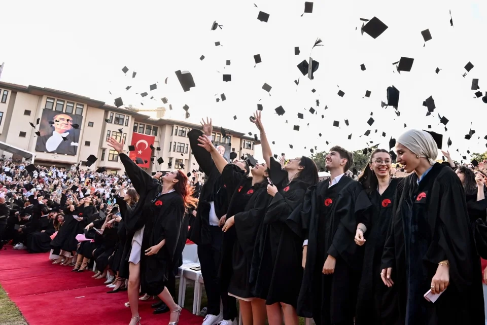 Koç Üniversitesi 32. Mezunlarını Verdi: Daron Acemoğlu'na Şeref Doktorası