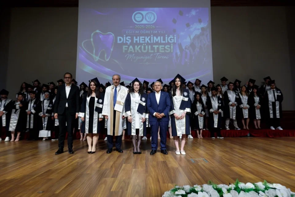 NNYÜ Diş Hekimliği Fakültesi'nden Yeni Mezunlar Sahne Aldı