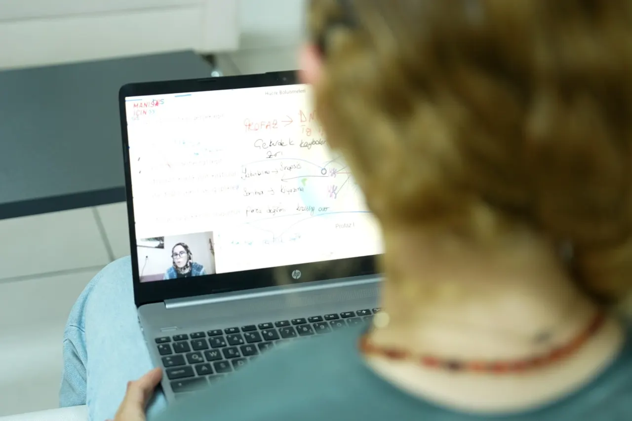 Manisa Belediyesinden Öğrencilere Ücretsiz Online Eğitim Desteği