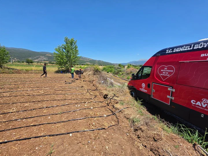 Denizli'de Sıcaklara Karşı Tarım Emekçilerine Soğuk Destek