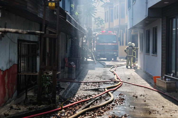Bursa'da İş Yeri Yangını: İtfaiye Harekete Geçti, Alevler Kontrol Altına Alındı