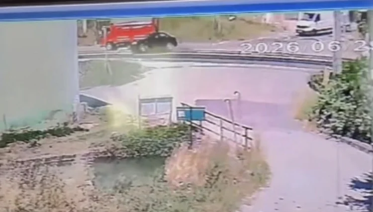 Düzce'de Trafik Kazası: Karşı Şeride Geçen Otomobil Korkuluklara Çarptı, 2 Kişi Yaralandı