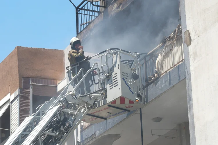 İzmir'de Apartmanda Çıkan Yangın: 6 Kişi Güvenle Kurtarıldı