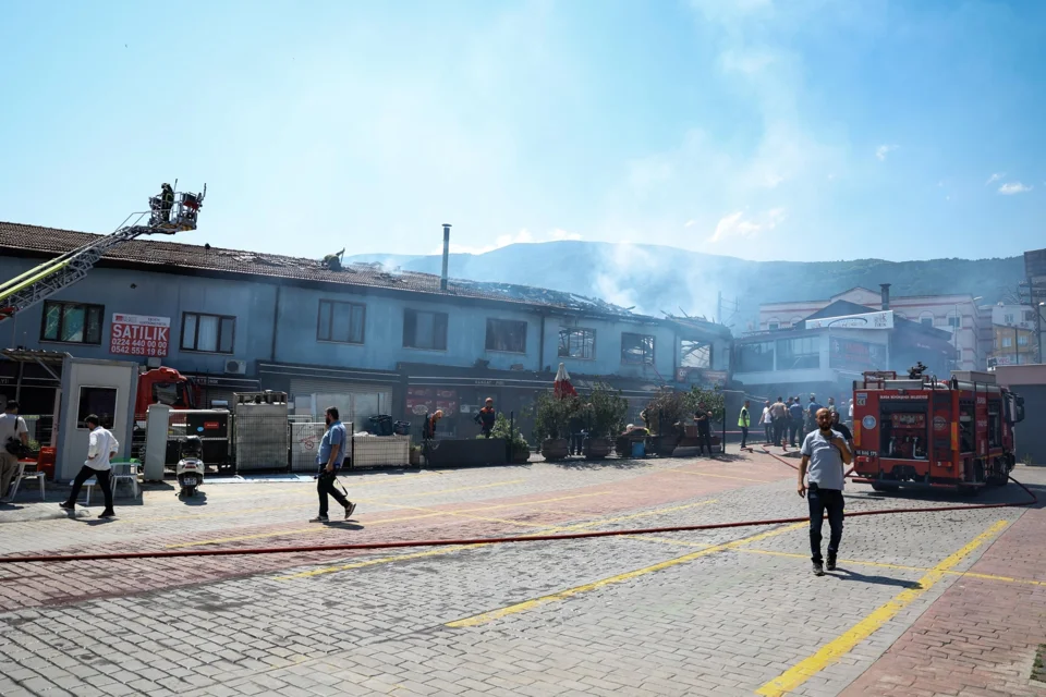 Bursa'da İş Yeri Yangını: İtfaiye Harekete Geçti, Alevler Kontrol Altına Alındı