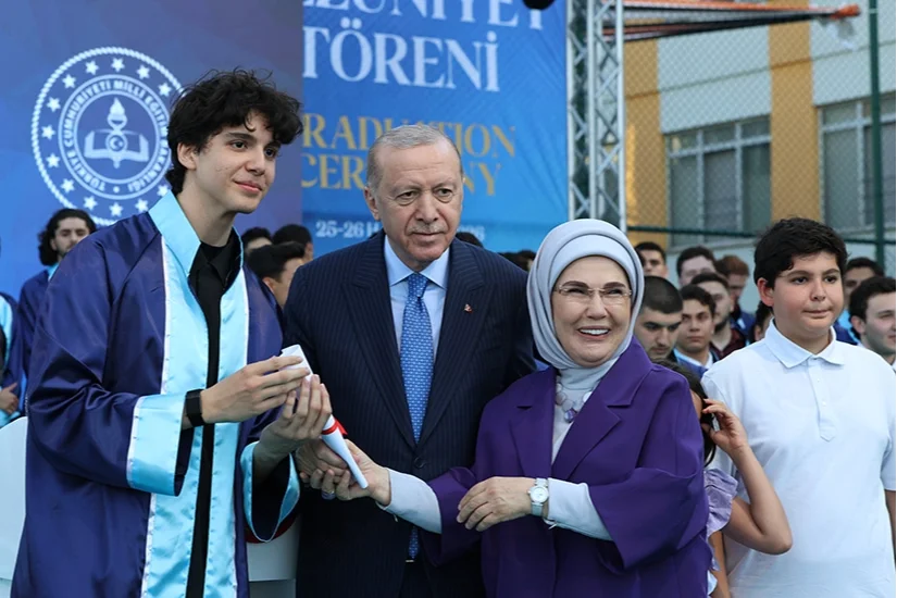 Erdoğan, İmam Hatip Lisesi Mezuniyet Töreni'nde torununa diplomasını verdi