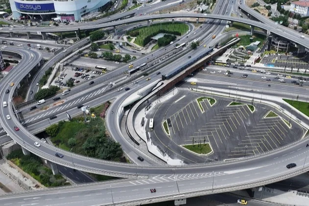 İBB'den Uzunçayır Kavşağı'na Yeni Yaya Üstgeçidi ve Çevre Düzenlemesi