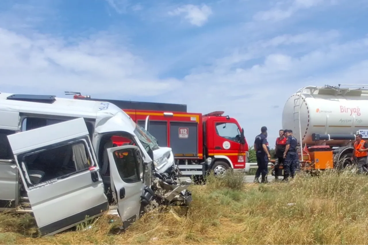 Keşan-Gelibolu yolunda minibüs tıra arkadan çarptı: 16 yaralı
