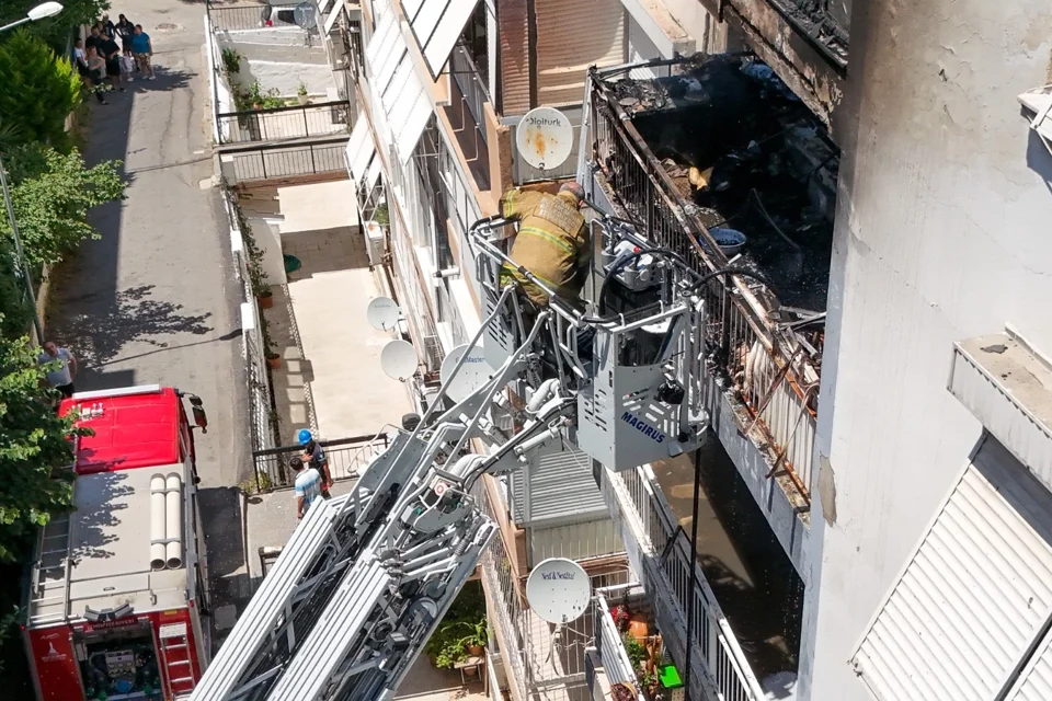 İzmir'de Apartmanda Çıkan Yangın: 6 Kişi Güvenle Kurtarıldı