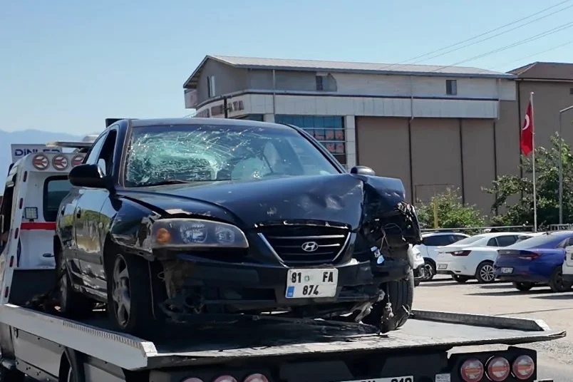Düzce'de Trafik Kazası: Karşı Şeride Geçen Otomobil Korkuluklara Çarptı, 2 Kişi Yaralandı
