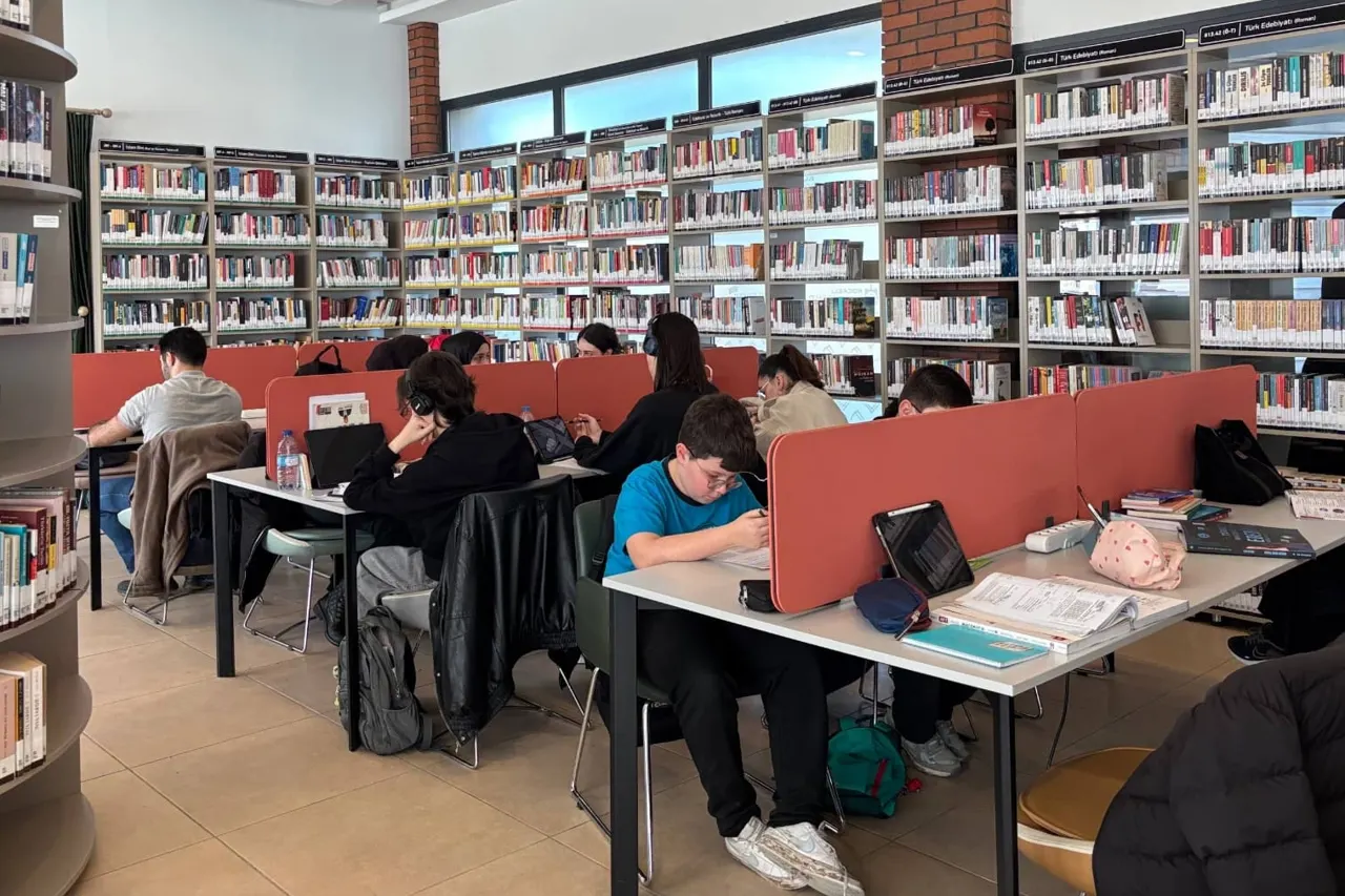 Türkiye Kütüphanelerinde Dijital Kaynaklar Büyüyor, Fiziksel Varlık Artıyor