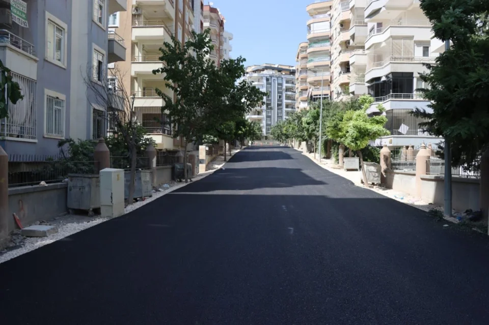 Şanlıurfa'da Akpıyar Mahallesi'nde Sıcak Asfalt Yama Çalışmaları Devam Ediyor