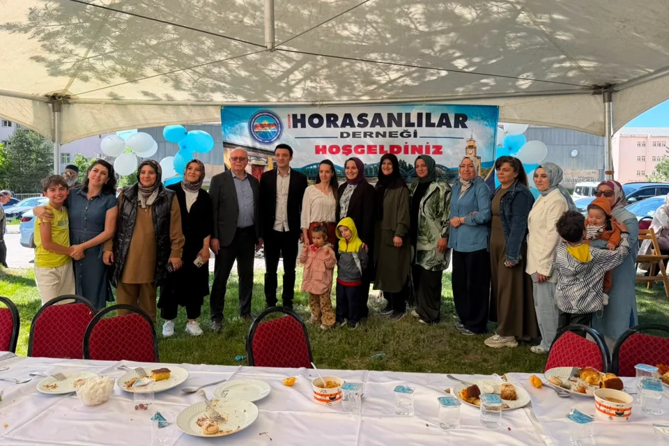 Horasanlılar Derneği'nden Birlik Beraberlik Mesajlı Aşure İkramı ve Piknik