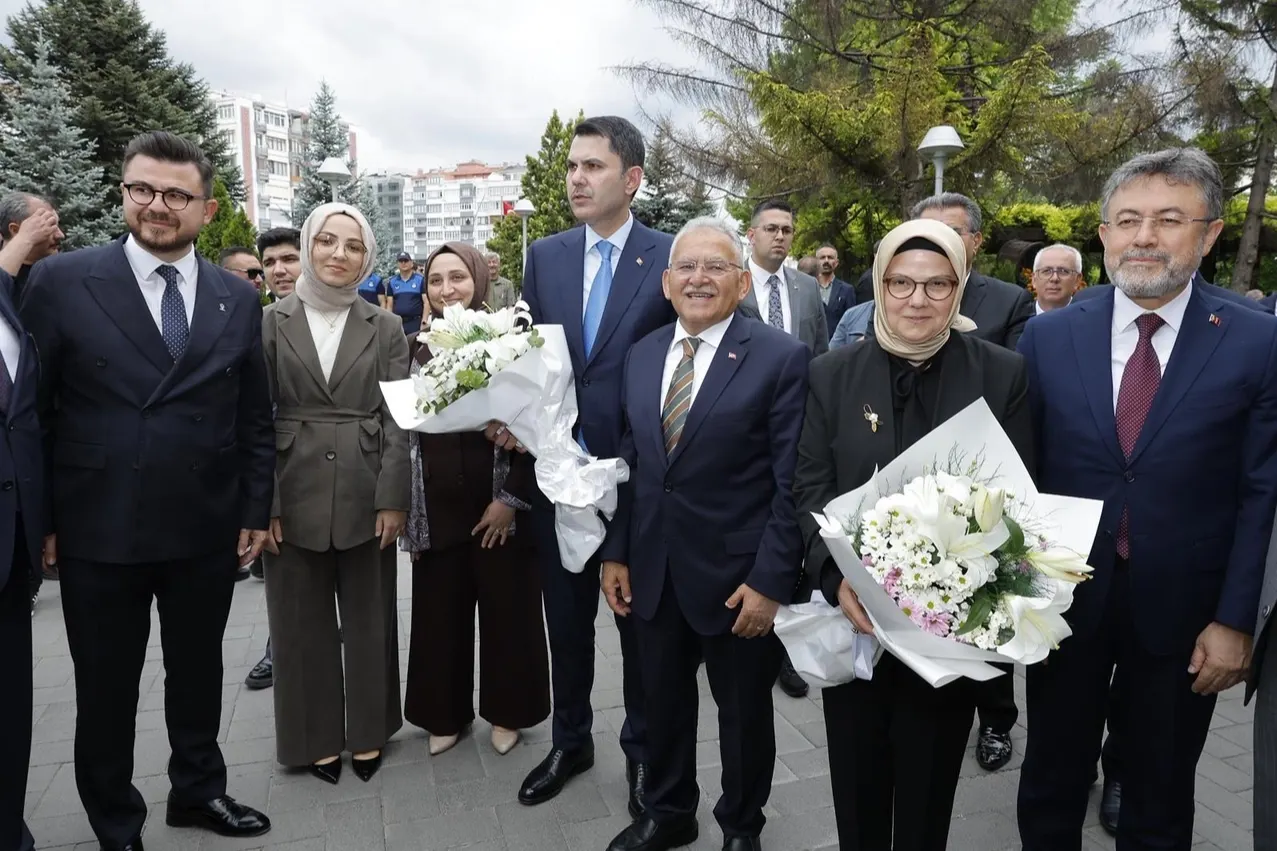 Bakanlar Kurum ve Yumaklı Kayseri'de Büyükşehir Belediye Başkanı Büyükkılıç'ı Ziyaret Etti