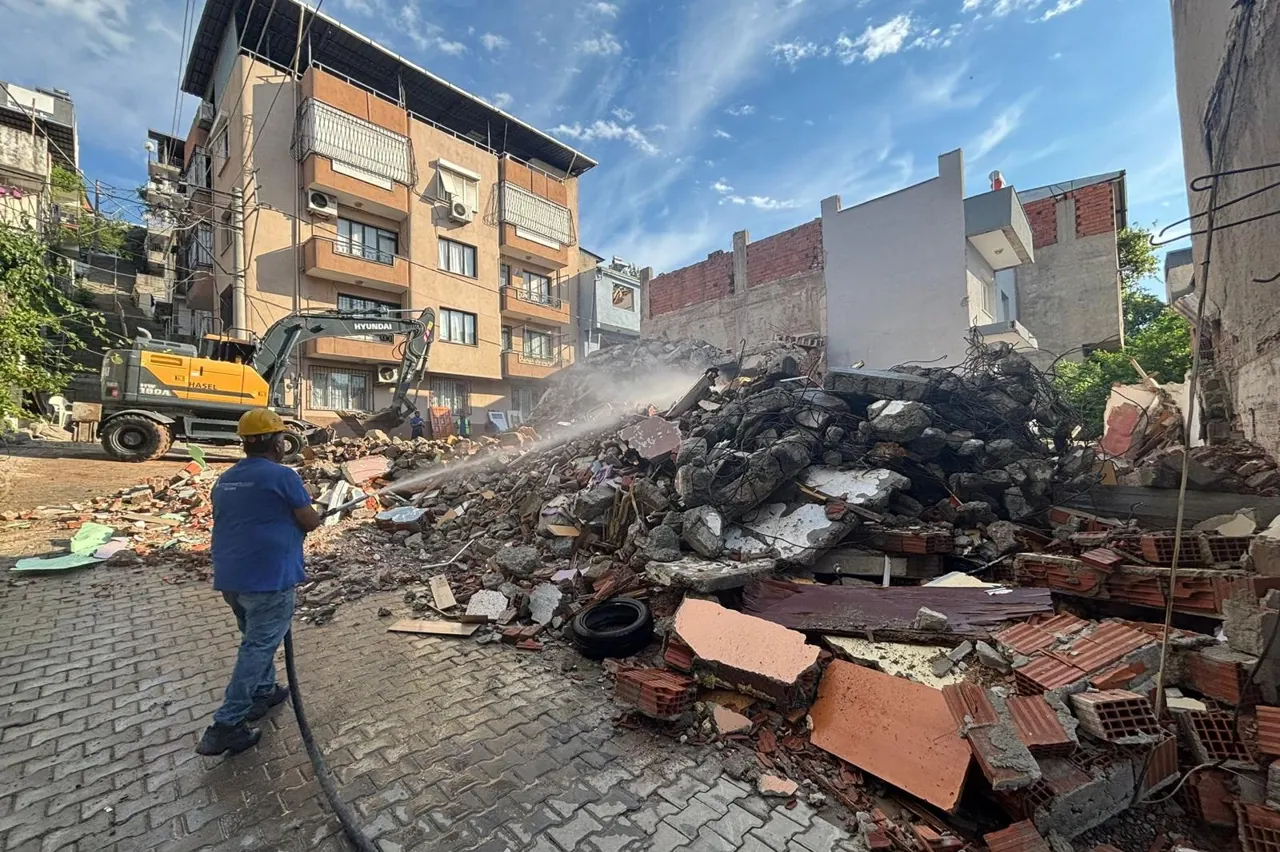 İzmir'de Buca Onat Tüneli Projesi Kapsamında Hasarlı Yapı Yıkıldı