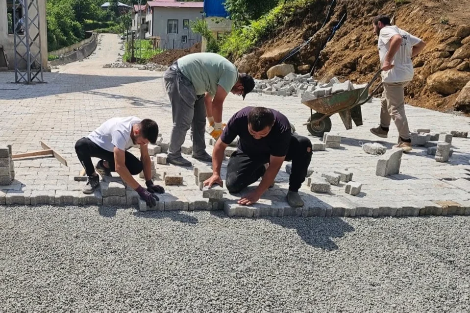 Artvin'in Demirciler Köyü'nde Kilit Parke Döşeme Çalışmaları Hız Kazandı