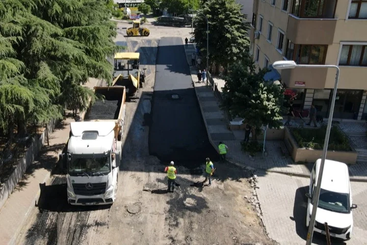 Maltepe'de 18 Mahalleye Kapsamlı Asfalt Yatırımı
