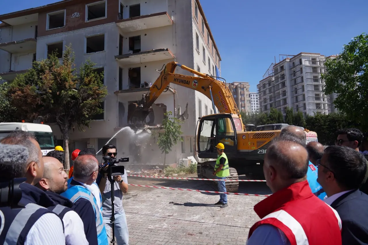 Beylikdüzü'nde Riskli Özay Sitesi Yıkıldı: Kentsel Dönüşüm Vurgusu