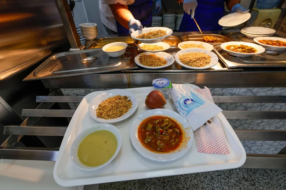 İzmir'de Dar Gelirli Vatandaşlar İçin 25 Liralık Yemek Menüsü