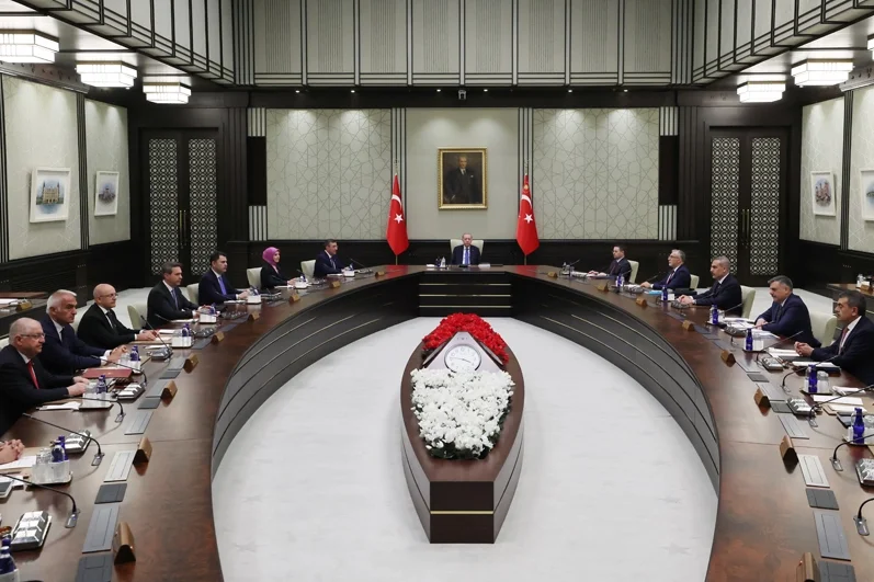 Kabinede Büyük Değişiklik Beklentisi: Erdoğan'ın Kritik Değerlendirmeleri Kulisleri Hareketlendirdi