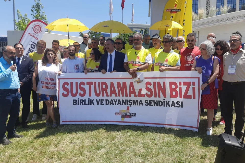 Sendikadan Sağlık Bakanlığı Önünde Açıklama: "Disiplin Süreçleri Örgütlenme Hakkına Baskı"