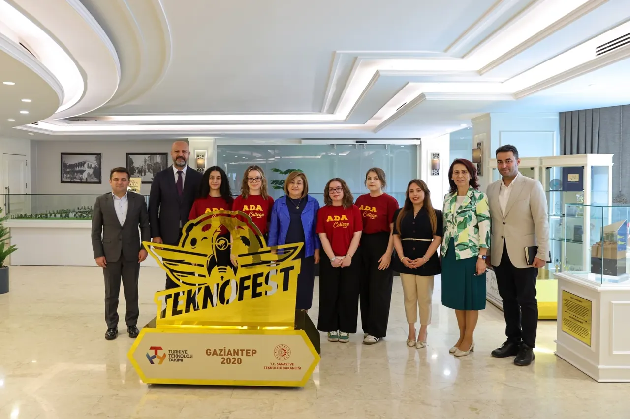 Gaziantep'te Bilime ve Sanata Katkı Sağlayan Öğrenciler Başkan Şahin'i Ziyaret Etti