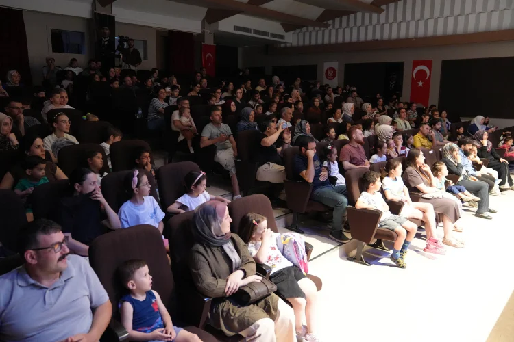Keçiören'de Sahnelenen "Çizmeli Kedi", Çocukları Hem Güldürdü Hem Düşündürdü