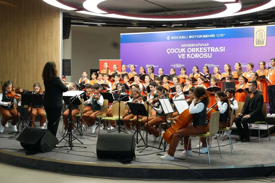 Kocaeli Konservatuvarından Geleceğin Sanatçıları Sahnedeydi: Minik Yetenekler Ayakta Alkışlandı