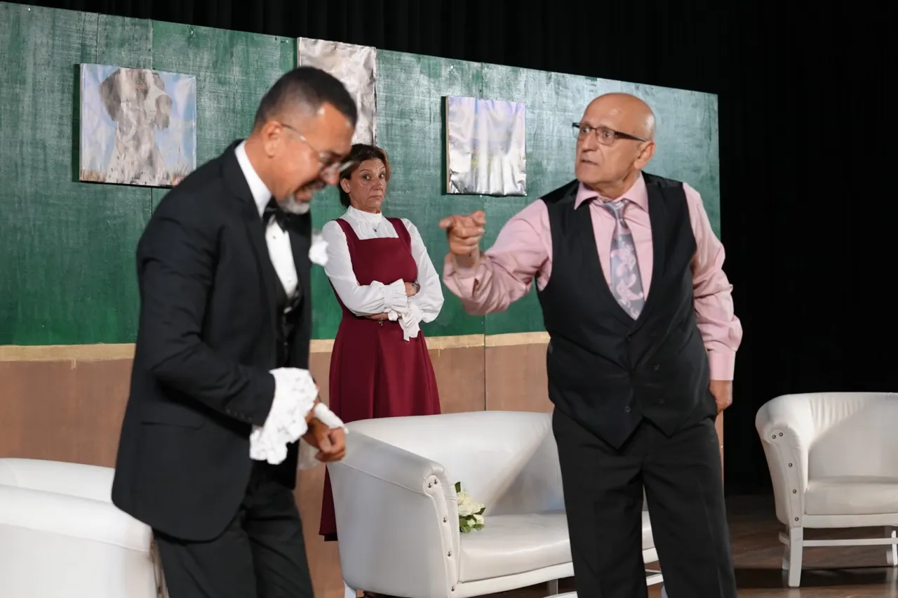 ALBET Şakran Tiyatro Topluluğu'ndan "Çehov – Üç Oyun" Sahne Performansı Tam Not Aldı