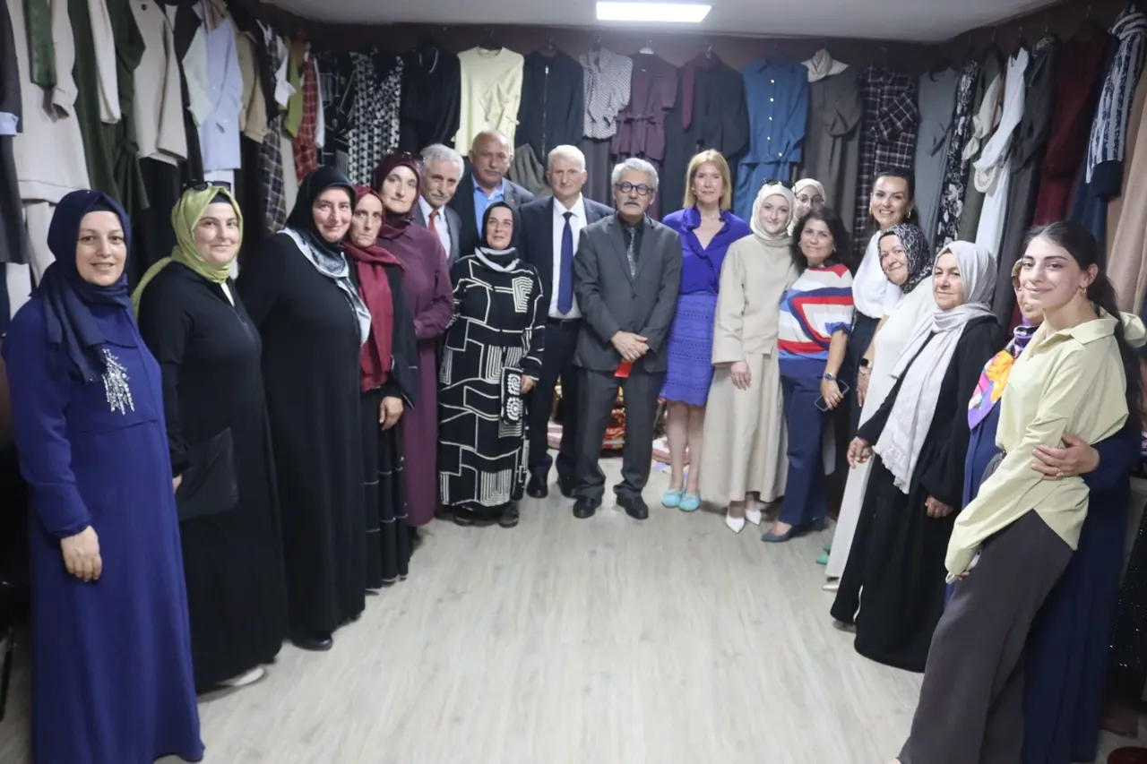 İZMEK yıl sonu sergisi Çubuklubala’da açıldı