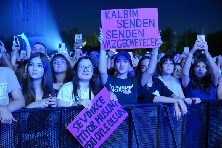 Samsun'da Kıraç Rüzgarı Etti, Rock Şarkılarıyla Festival Ateşi Yandı