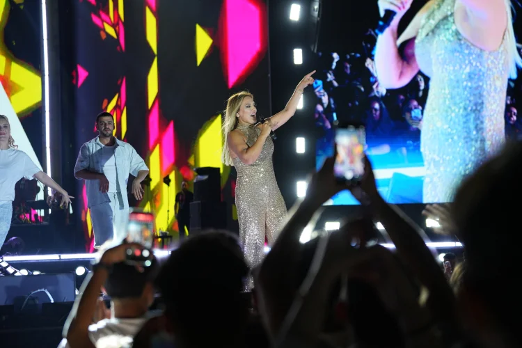 Demet Akalın Bursa'da Milyonları Coşturdu: Kültür Yolu Festivali Görkemli Başladı