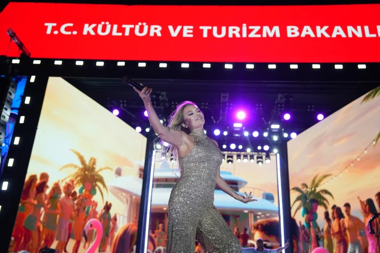 Demet Akalın Bursa'da Milyonları Coşturdu: Kültür Yolu Festivali Görkemli Başladı